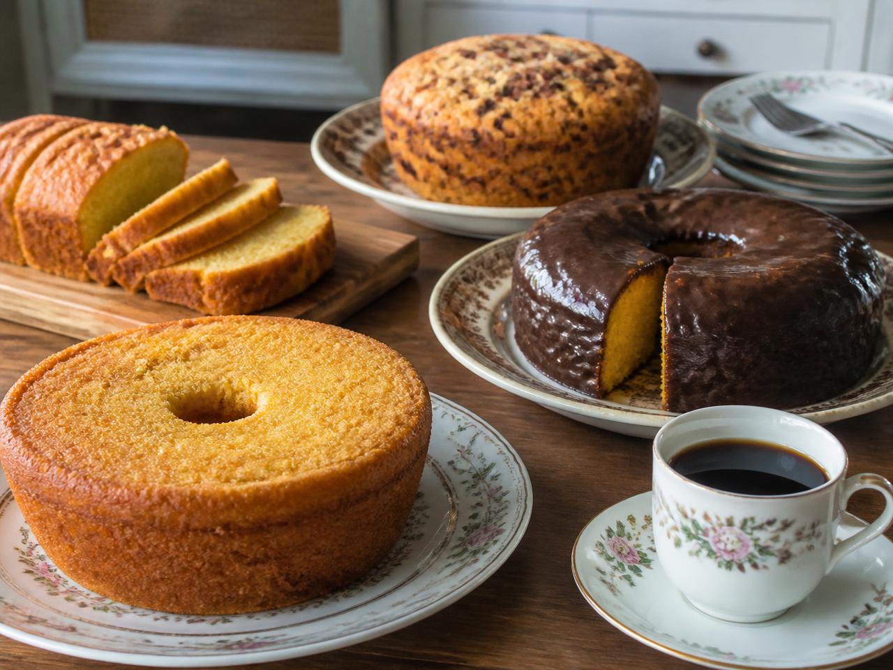Bolos caseiros brasileiros: cenoura com chocolate, fubá, milho e formigueiro com café